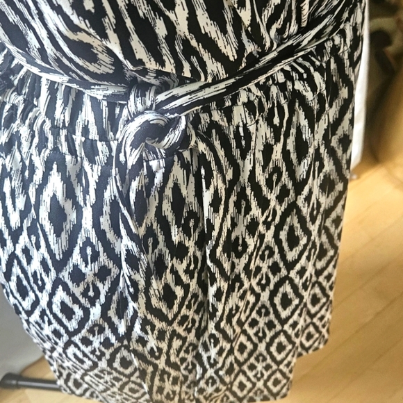 Banana Republic Black & White Ikat Pullover Wrap Dress W Tie Wmn's M Flattering - Picture 3 of 7